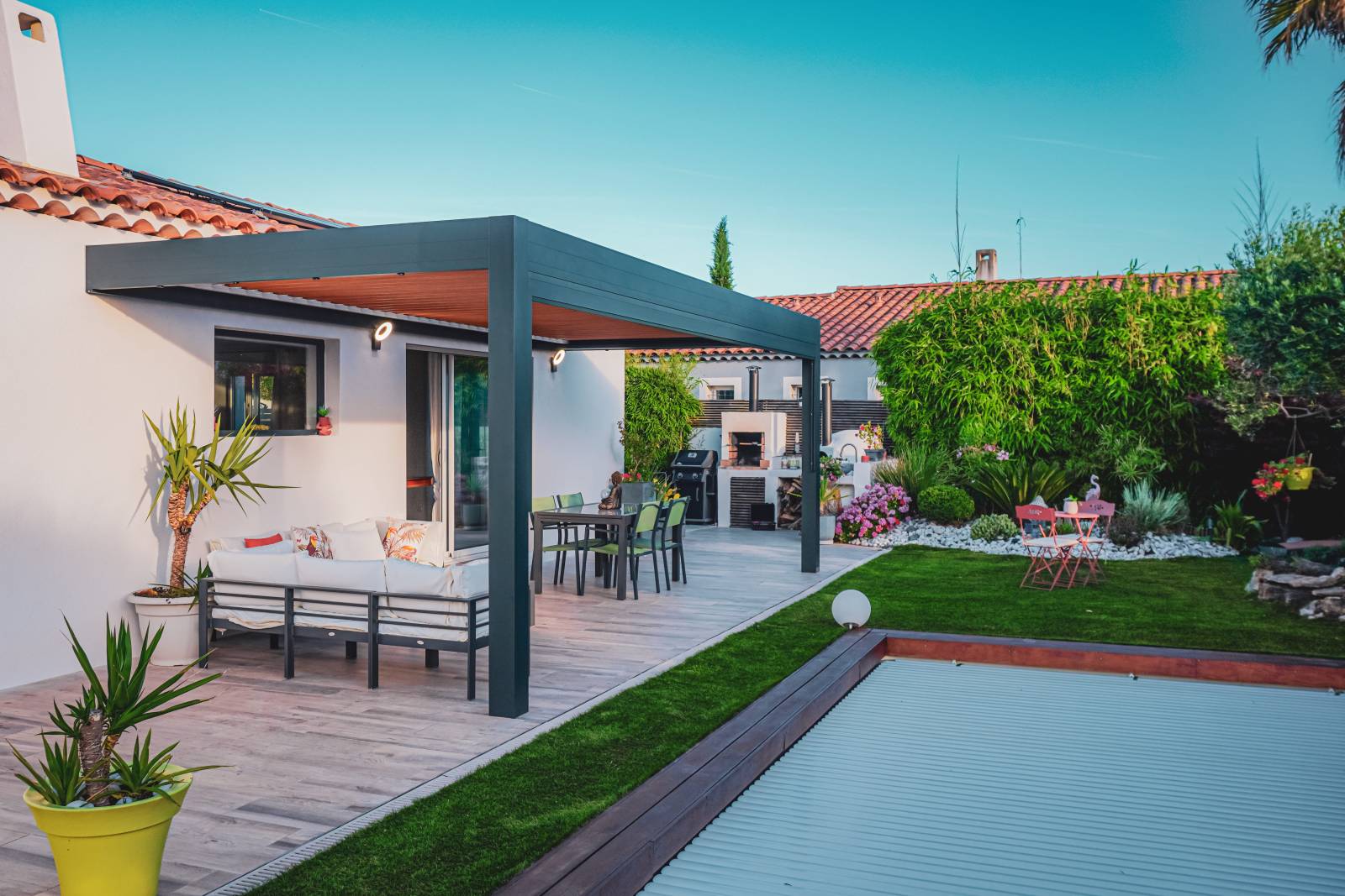 pergola bioclimatique en aluminium bas carbone à Niort Poitiers et La Rochelle
