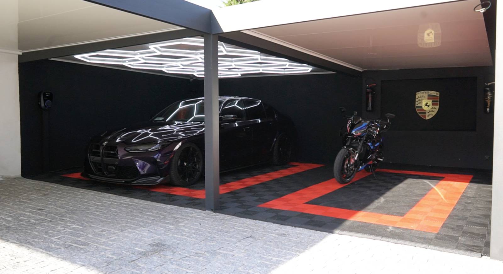 Informez-vous sur les avantages d'installer des luminaires dans un abri pour automobile en aluminium Reduxa à Niort.