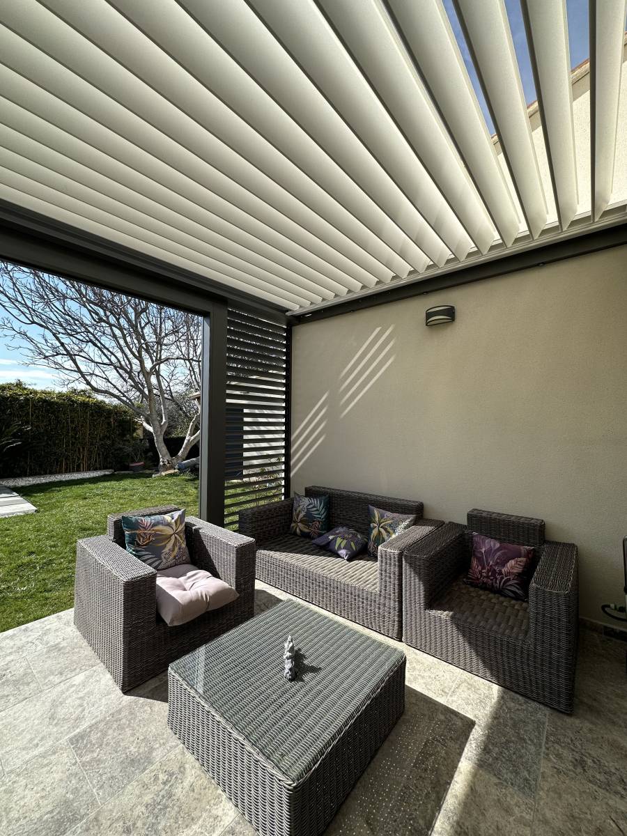 Comment fonctionnent les brises soleil orientables de ma pergola bioclimatique en aluminium dans le département des Deux-Sèvres ?