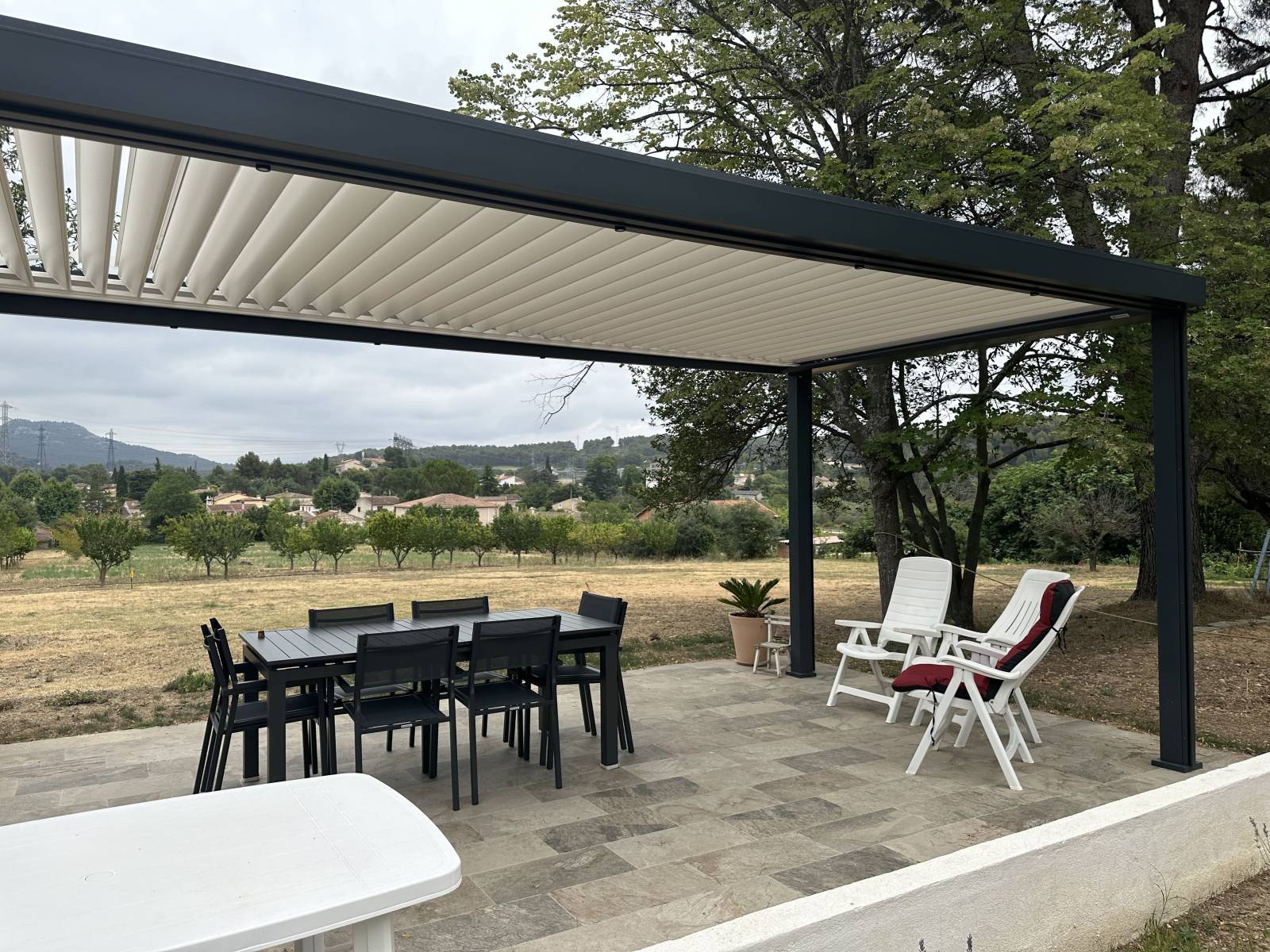 Faut-il un permis de construire pour installer une pergola bioclimatique en aluminium sur la terrasse de ma maison ? Cauchi Design Niort vous répond
