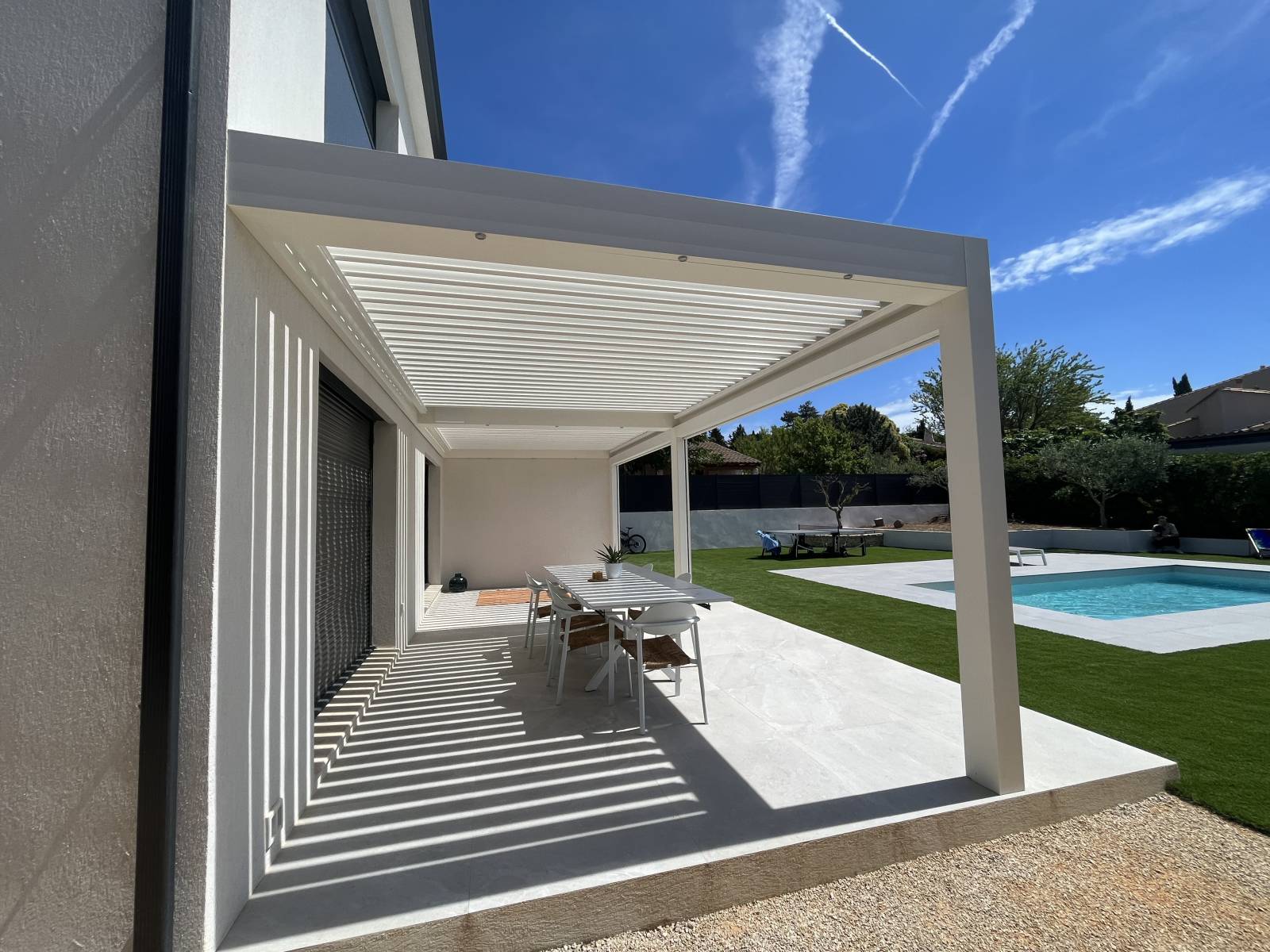 pergola bioclimatique blanche adossée