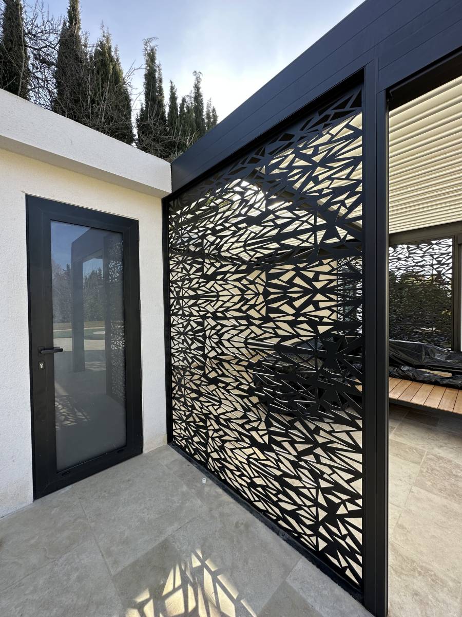 Les claustras décoratives de ma pergola bioclimatique en aluminium peuvent-elles être personnalisées pour correspondre au style de ma maison à Thouars ?