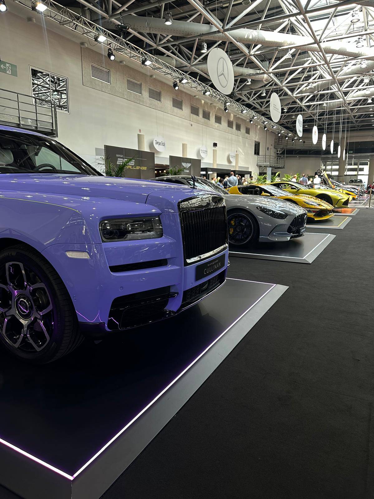 Cauchi Design sublime les voitures et motos au salon Top Marques avec leur Carspot : une plateforme lumineuse innovante