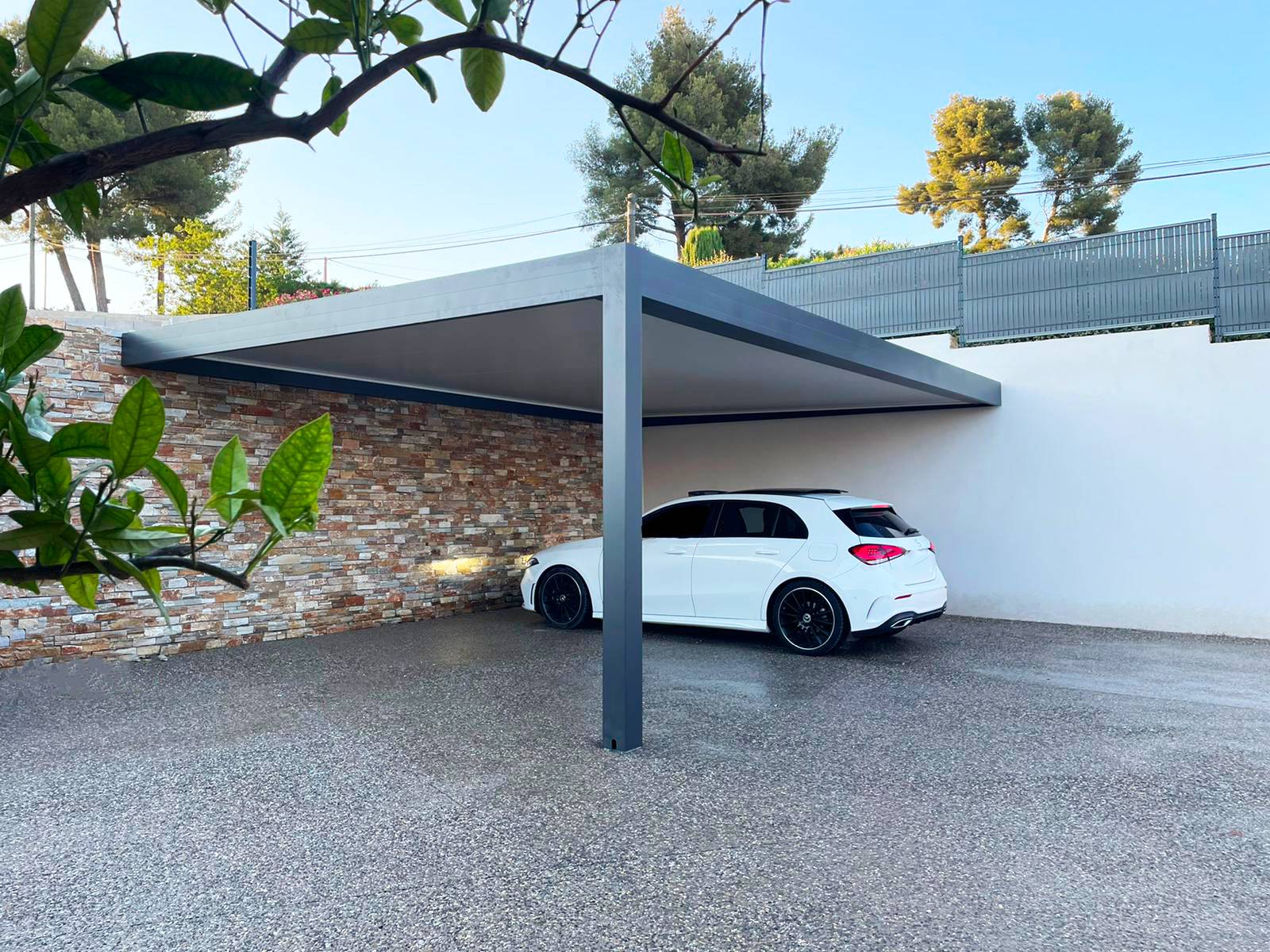 abri de voiture extérieur en aluminium gris clair dans les deux sèvres à Niort (79)