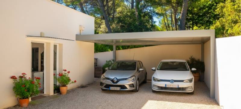 abri voiture contre façade 