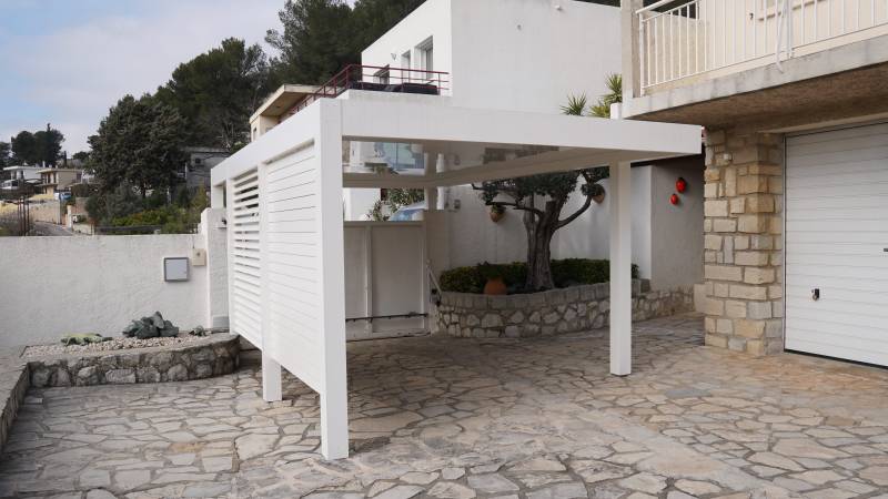 Vous voulez fermer votre abri de voiture ? Nous vous proposons nos solutions de fermetures pour votre abri de voiture à Thouars