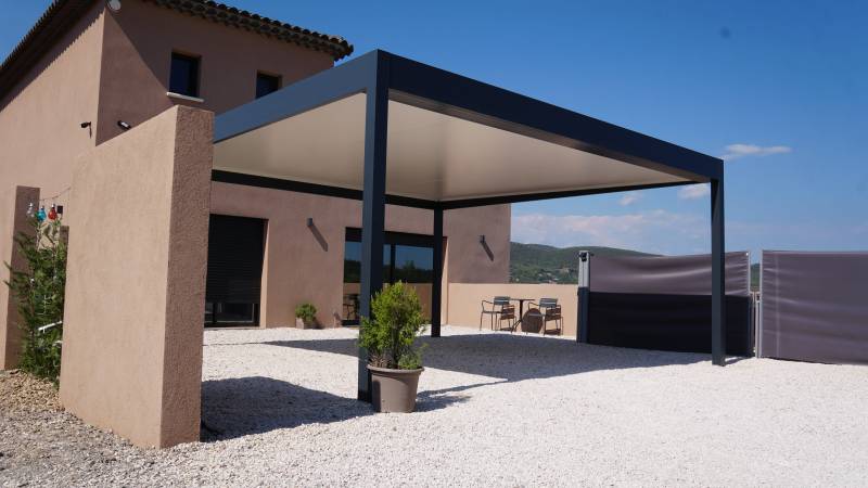 Abri de voiture : la parfaite alternative à la construction d'un garage dans le jardin de votre maison dans le département des Deux-sèvres.