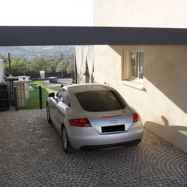 Quels sont les avantages d'un abri de voiture en aluminium par rapport à un garage traditionnel à Chauray ?