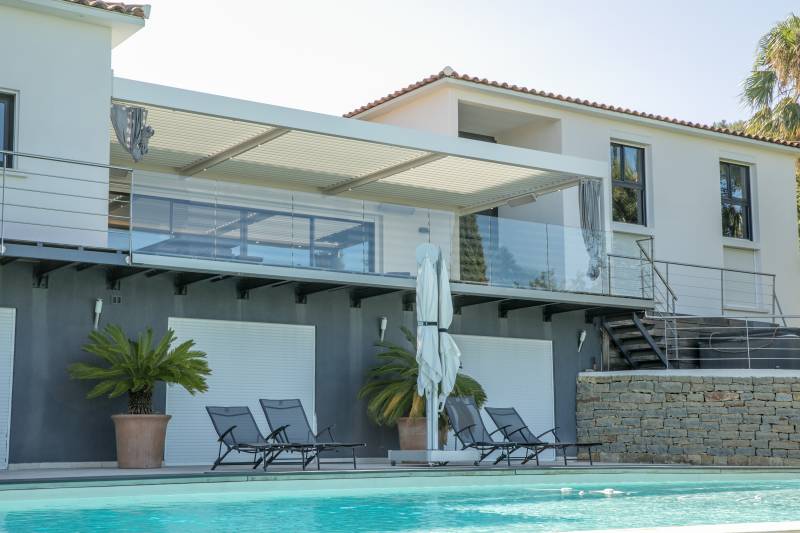 Découvrez nos Garde-Corps Defender en Verre alliant Elégance et Sécurité pour votre espace extérieur dans le département des Deux-Sèvres