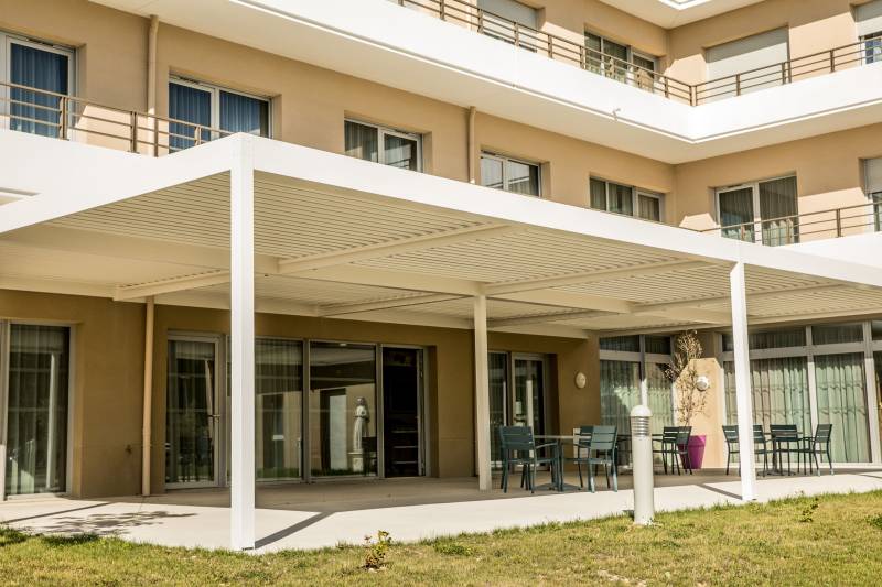 Découvrez nos pergolas bioclimatiques en aluminium à lames orientables pensées pour les professionnels dans le département des Deux-Sèvres