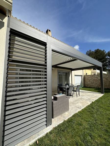 Quels sont les avantages des brises soleil orientables en termes de contrôle de la lumière et de la ventilation sur ma pergola à Niort ?