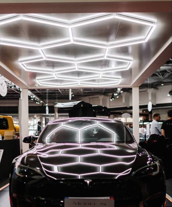 Tesla à Top Marques Monaco 2024: Exposition sous le Carport de Cauchi Design