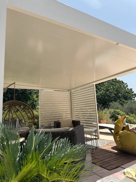 Explorez notre solution de fermeture à la fois élégante et pratique avec Cauchi Design 79 à Niort : Le Brise-Soleil Orientable.