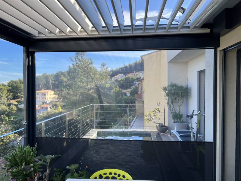 Personnalisation complète des stores zip pour une pergola bioclimatique en aluminium : esthétisme, confort et protection sur mesure à Niort