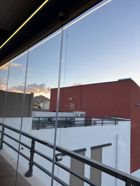 À Niort, rideaux en verre pour Pergolas bioclimatiques en aluminium.