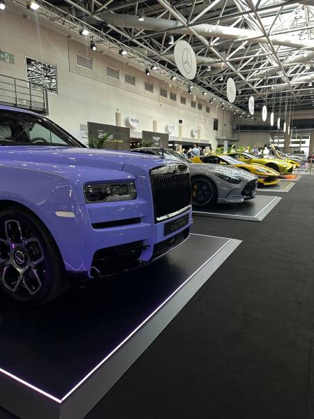 Cauchi Design sublime les voitures et motos au salon Top Marques avec leur Carspot : une plateforme lumineuse innovante