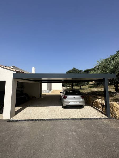 Nos abris de voiture en aluminium adossés : une solution durable et élégante pour protéger vos véhicules à Niort