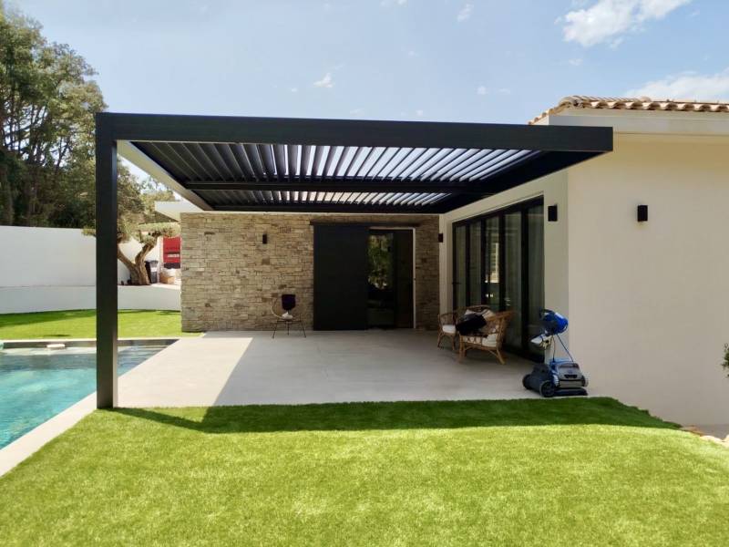 Puis-je personnaliser la couleur des lames de ma pergola bioclimatique ou sont-elles toujours blanches à Niort ?