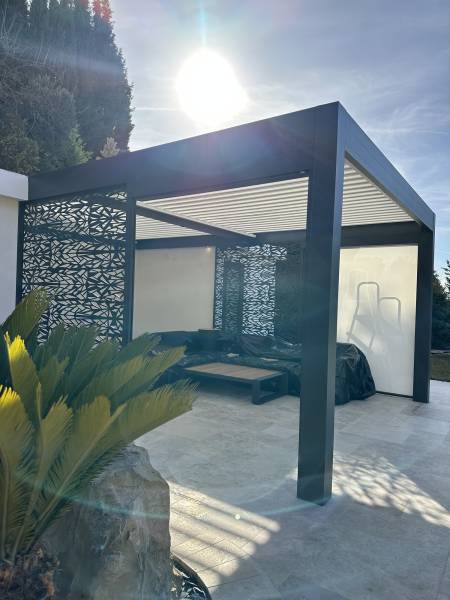 Pergola Bioclimatique en aluminium munie de stores orientables/ Dans les Deux-Sèvres